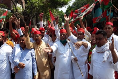 Samajwadi party workers and farmers is protest in collectorate office in six district of West UP