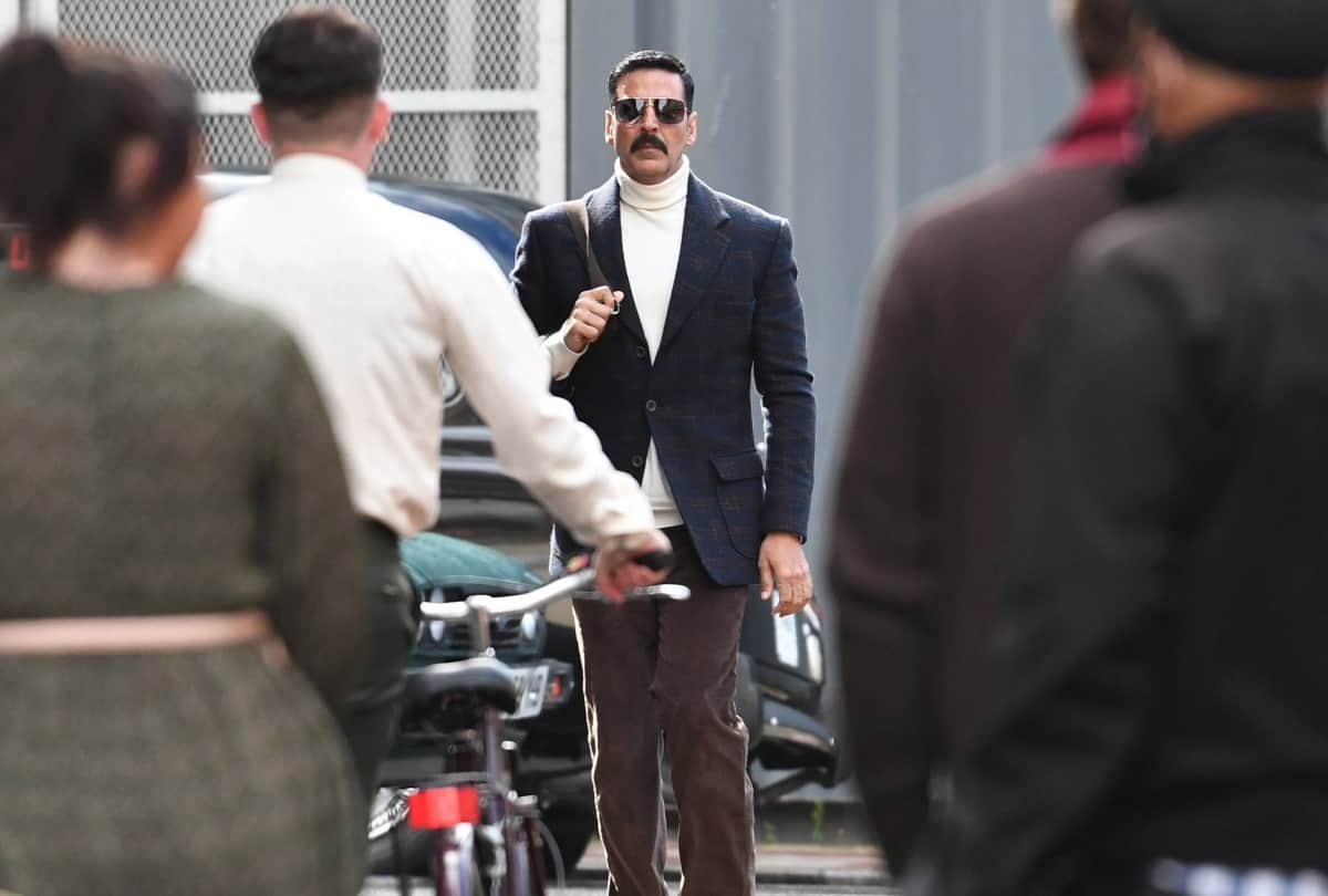 Akshay Kumar shoots down report of slashing fees by Rs 30 crore for 'Bell Bottom'