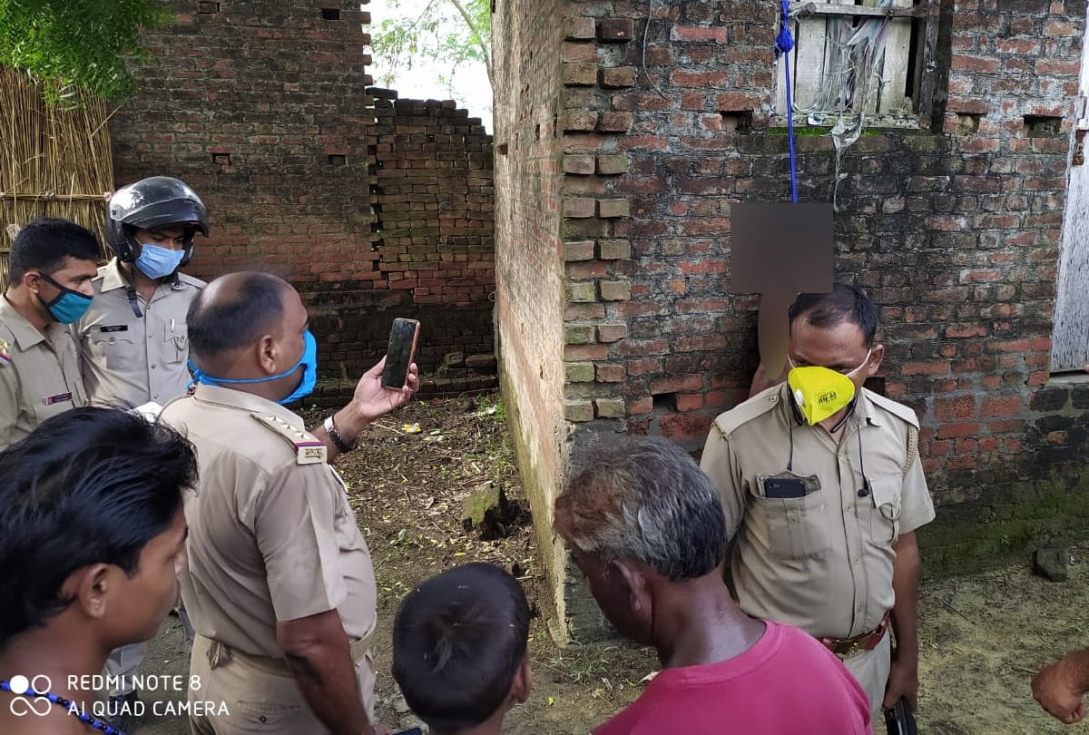 Young man dead body found by hanging in deoria