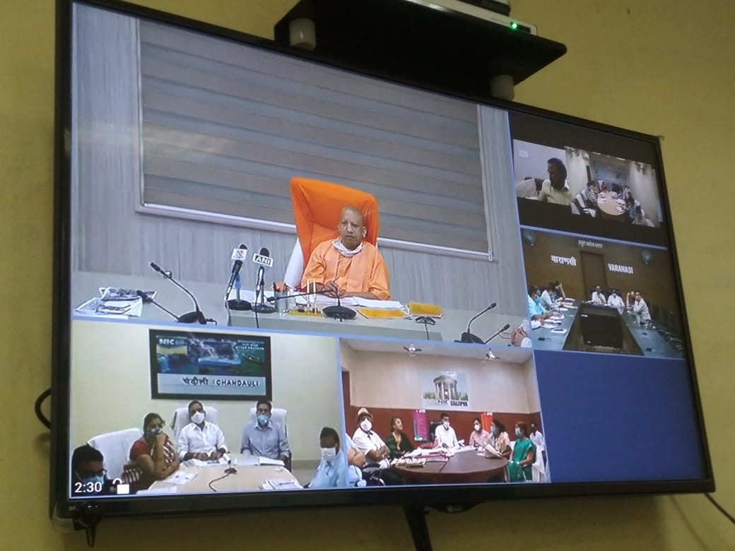 CM Yogi Adityanath Video Conferencing on problem of dilapidated roads and traffic jam in Jaunpur
