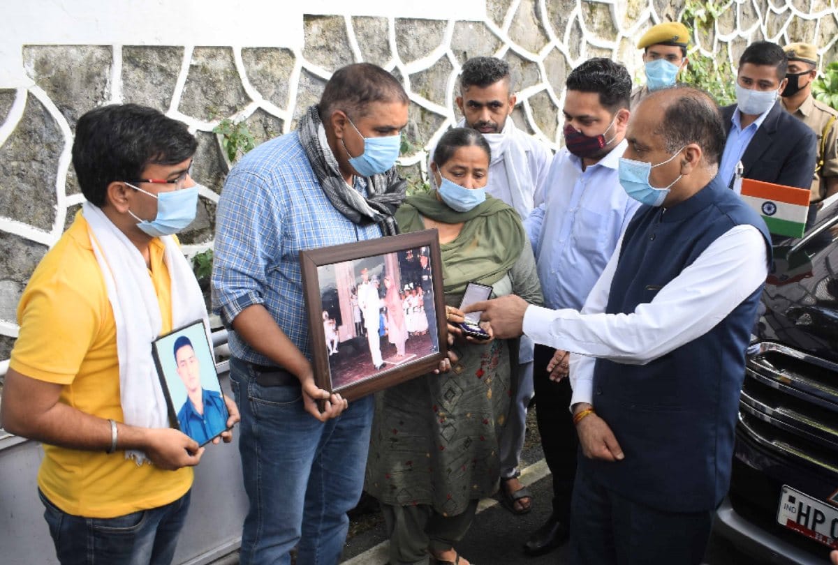 Shimla: Angry family of martyr reached Raj Bhavan to return Kirti Chakra