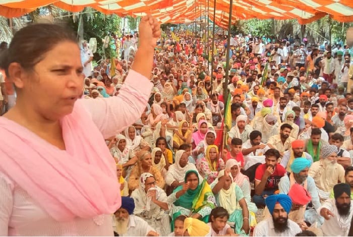 Farmers Protest Outside Former CM of Punjab Parkash Singh Badal House