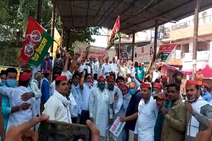 Samajwadi party workers and farmers is protest in collectorate office in six district of West UP