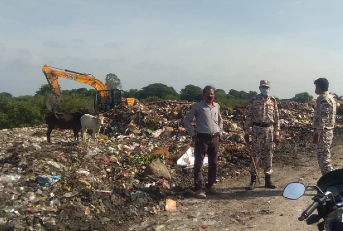 police had to deploy garbage drop due to villagers protest for municipal corporation