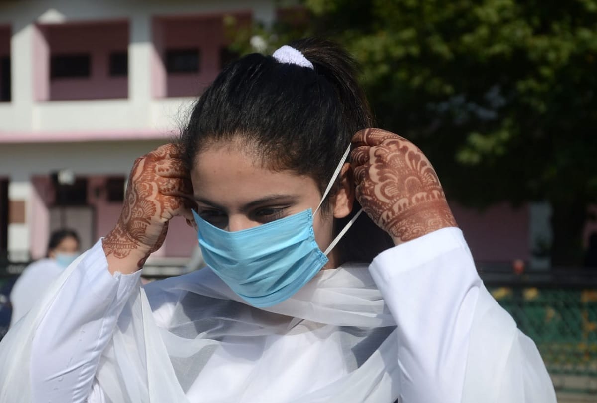 Schools reopens on voluntary basis after six months of Covid pandemic in Srinagar and other places of state