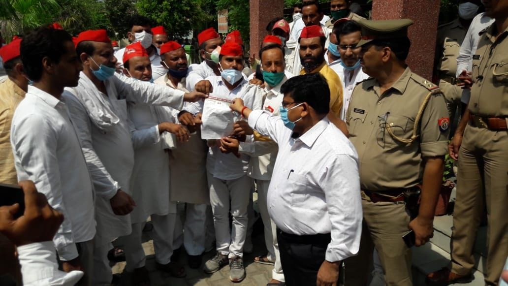SP's protest against BJP in Khatauli