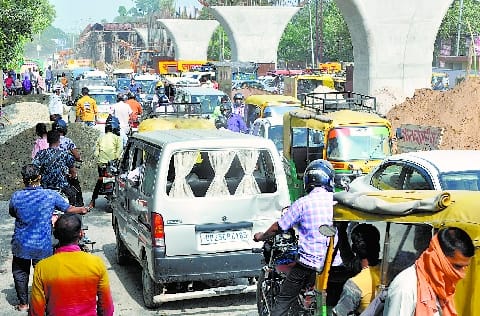 Things have not improved even after ADG's visit, yet huge jam at Chaupula intersection .. Traffic police battered