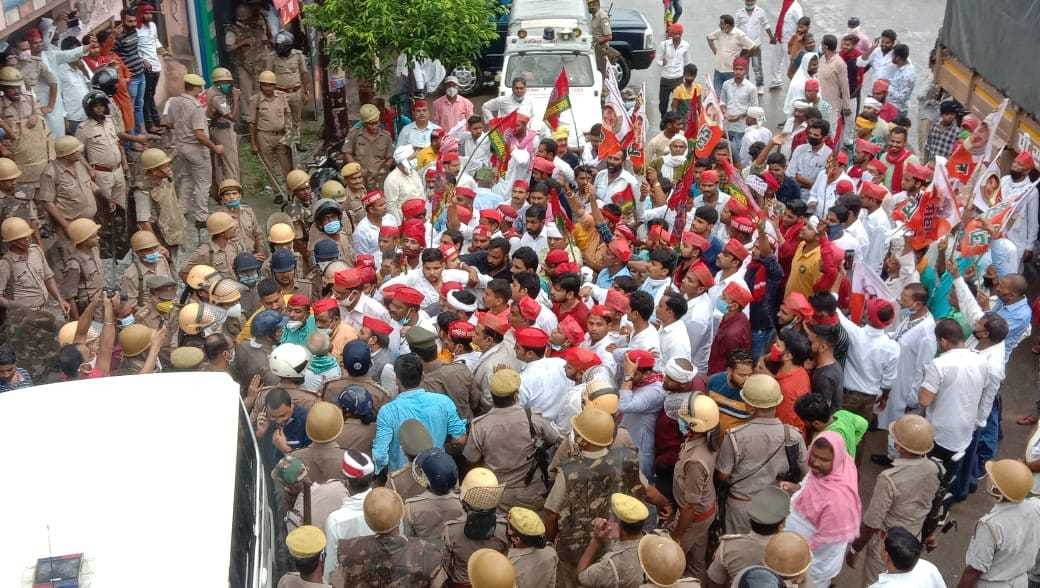 The supporters challenged the government by taking out a procession