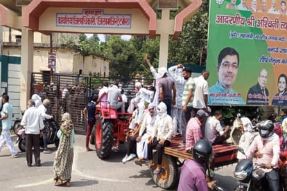 Samajwadi party workers and farmers is protest in collectorate office in six district of West UP