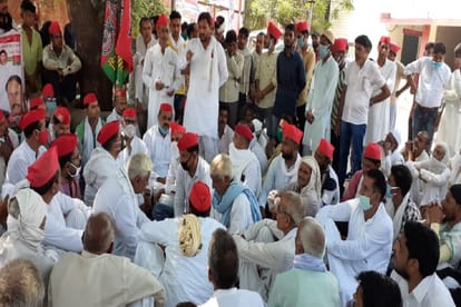 Samajwadi party workers and farmers is protest in collectorate office in six district of West UP