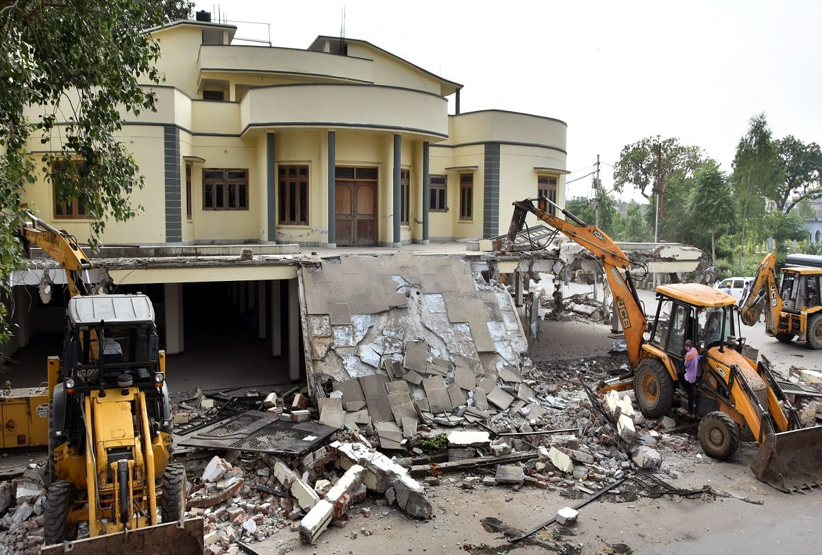 Ateeq Ahmed news: run bulldozers in chaukiya on ateeq Ahmed office