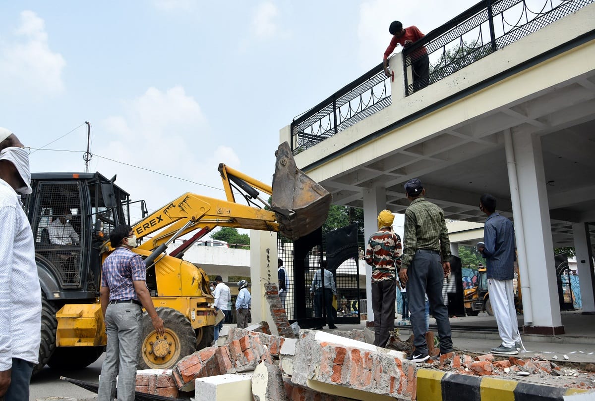 Ateeq Ahmed news: run bulldozers in chaukiya on ateeq Ahmed office