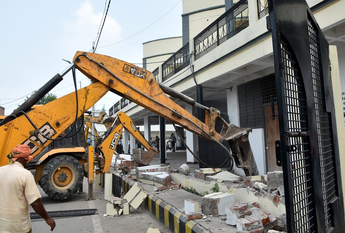 Ateeq Ahmed news: prayagraj police demolished bunglow of ateeq close run bulldozers allahabad