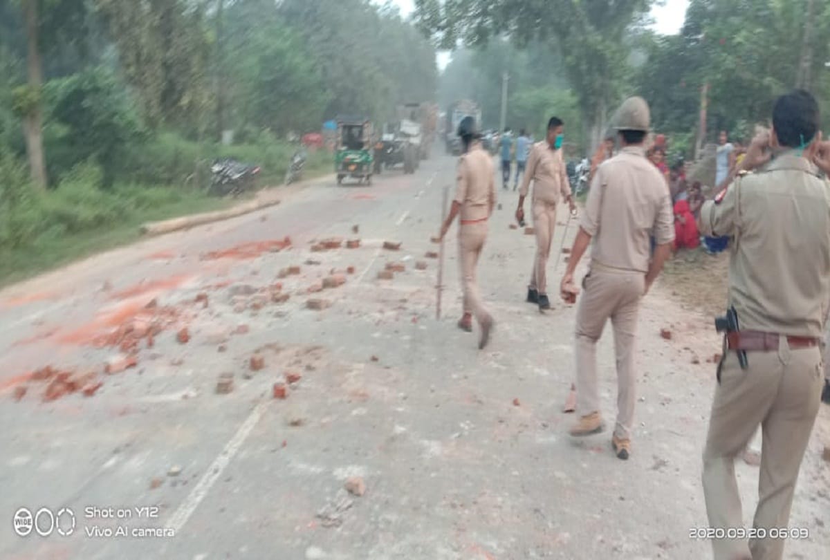 Prayagraj News truck collision in a cycle heavy rage and stone pelting after two teenagers died allahabad news