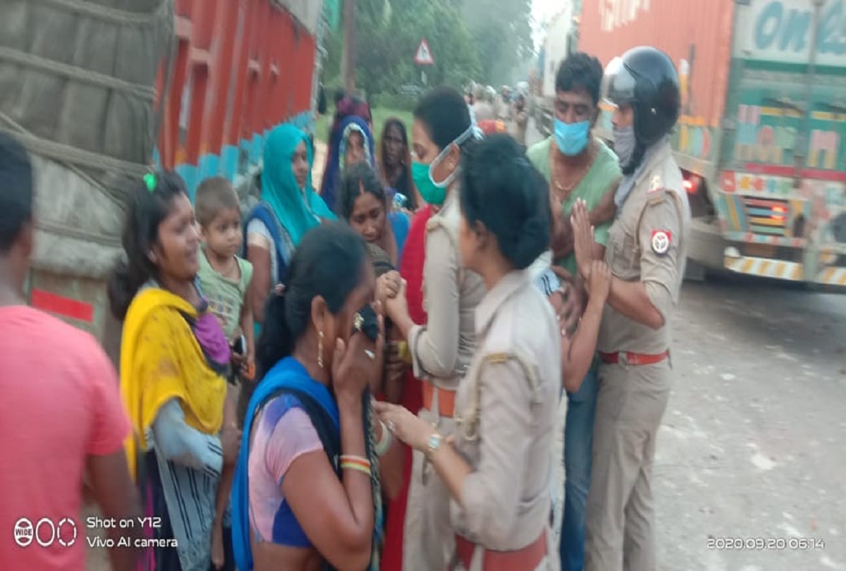 Prayagraj News truck collision in a cycle heavy rage and stone pelting after two teenagers died allahabad news