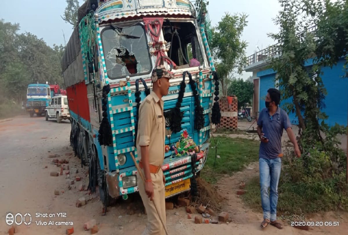 Prayagraj News truck collision in a cycle heavy rage and stone pelting after two teenagers died allahabad news