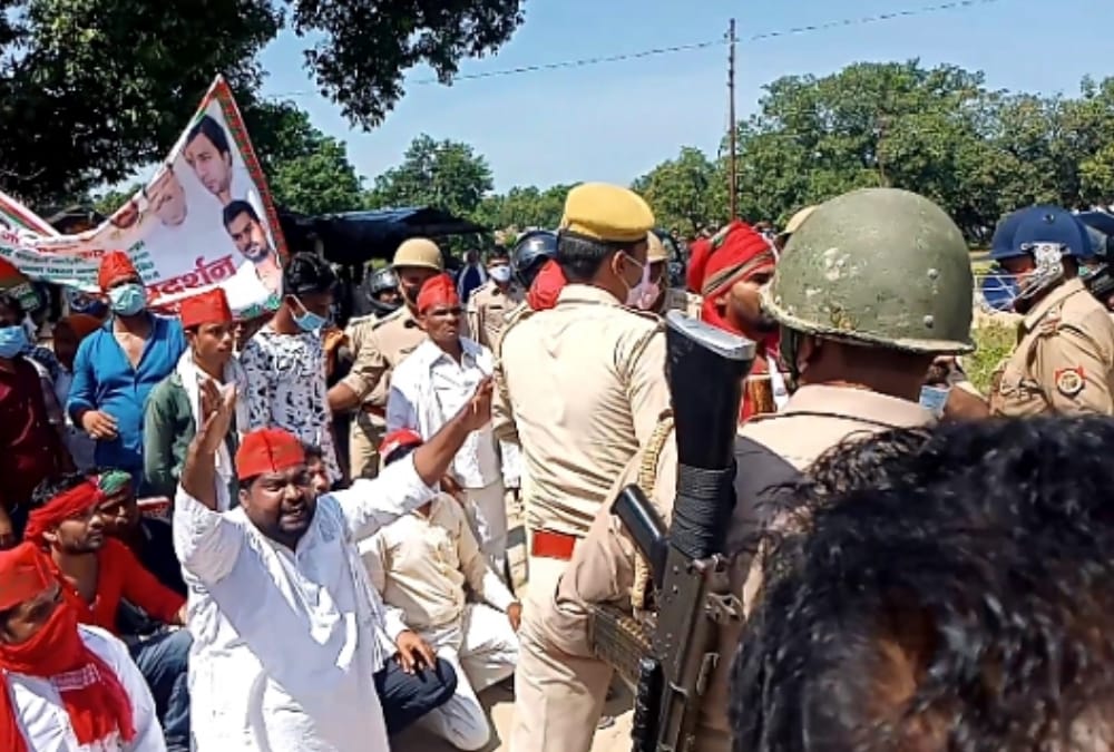 Samajwadi Party activists protest for youth and farmers in districts of Uttar Pradesh.