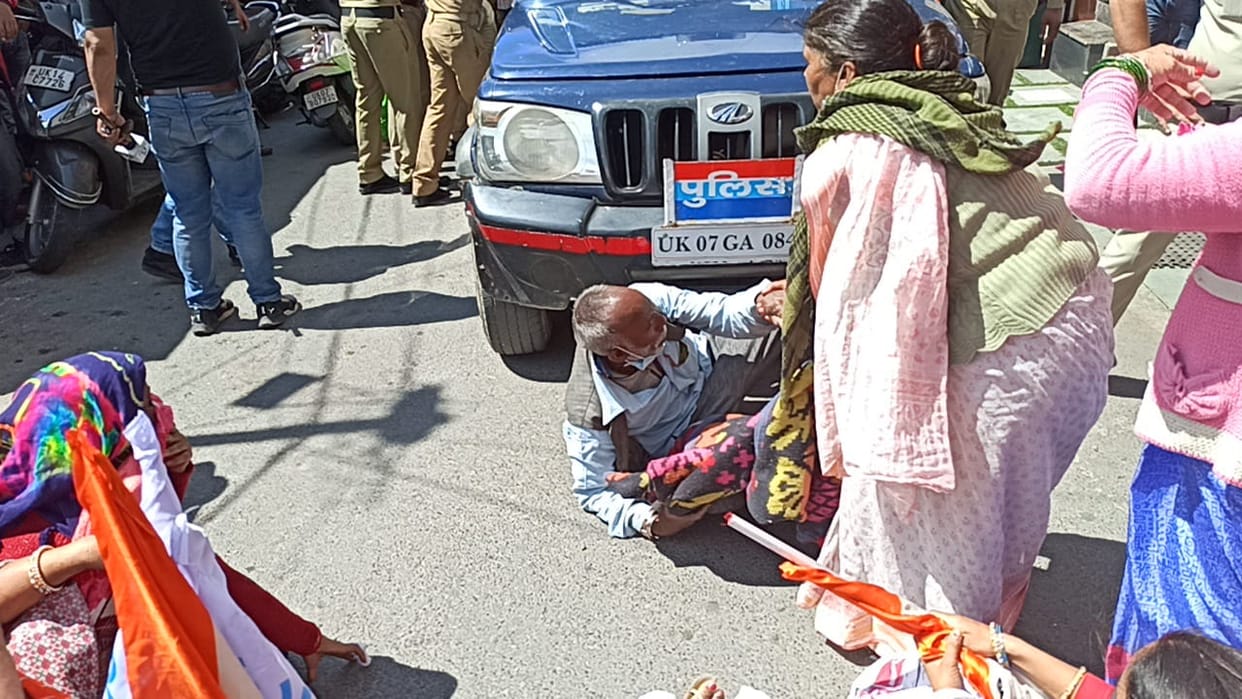 mussoorie news: shifan court encroachment removing, public and aap worker protest