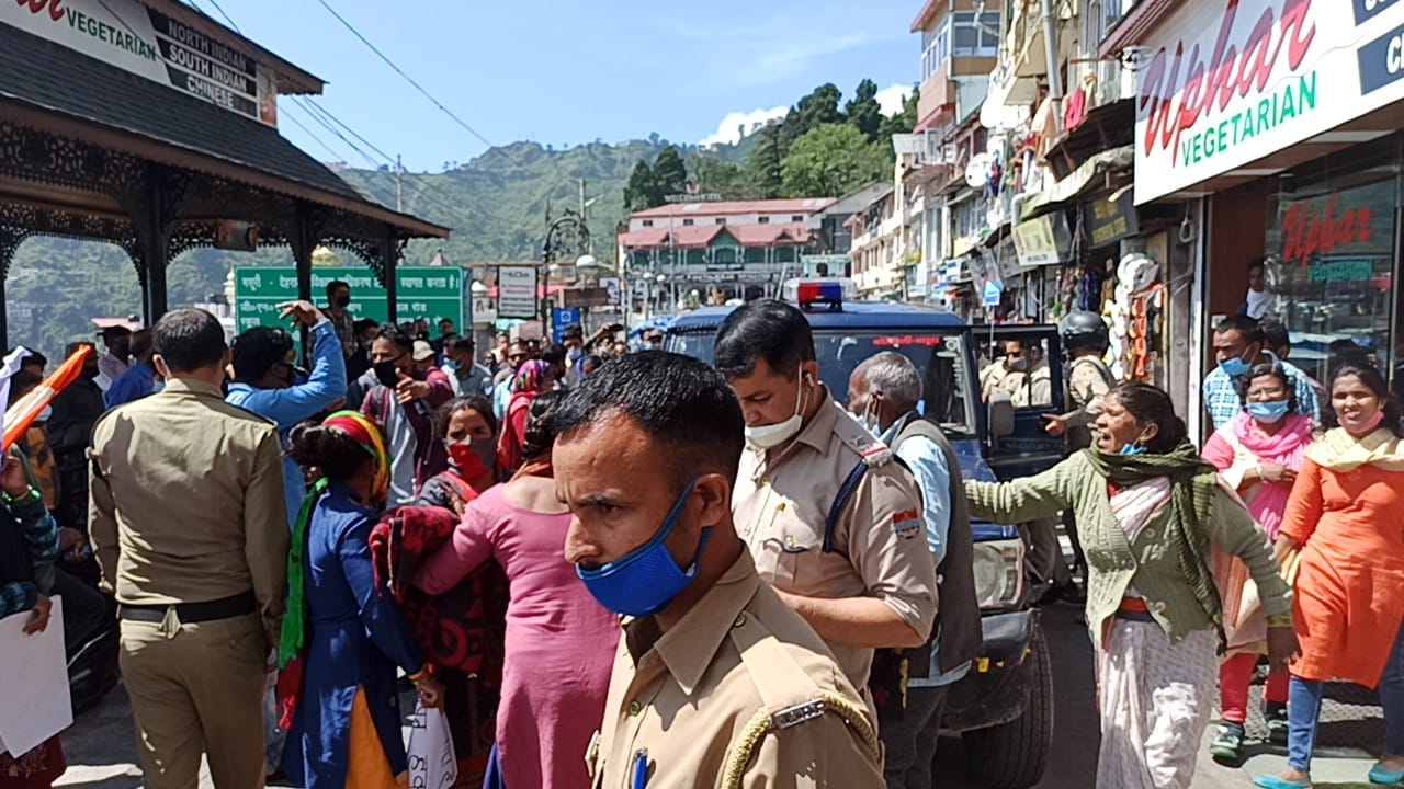 mussoorie news: shifan court encroachment removing, public and aap worker protest