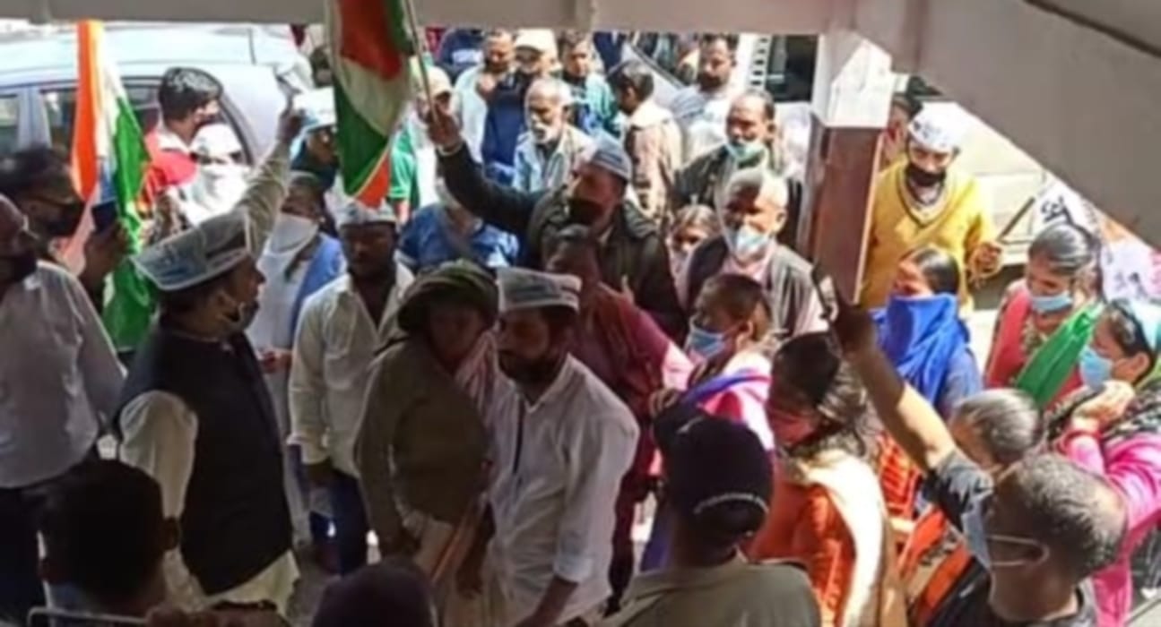 mussoorie news: shifan court encroachment removing, public and aap worker protest