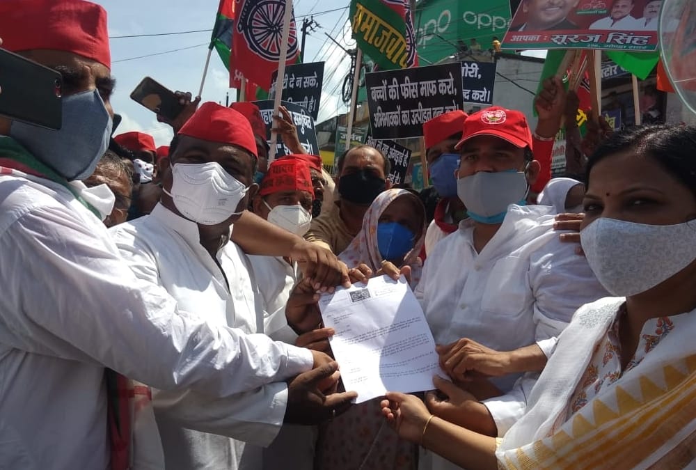 Samajwadi Party activists protest for youth and farmers in districts of Uttar Pradesh.