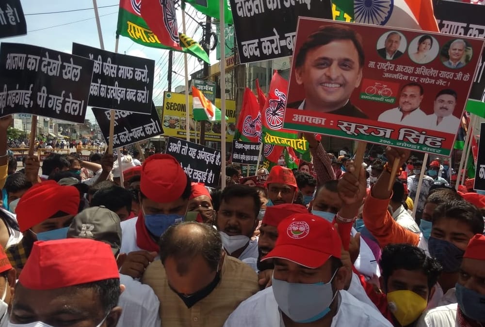 Samajwadi Party activists protest for youth and farmers in districts of Uttar Pradesh.
