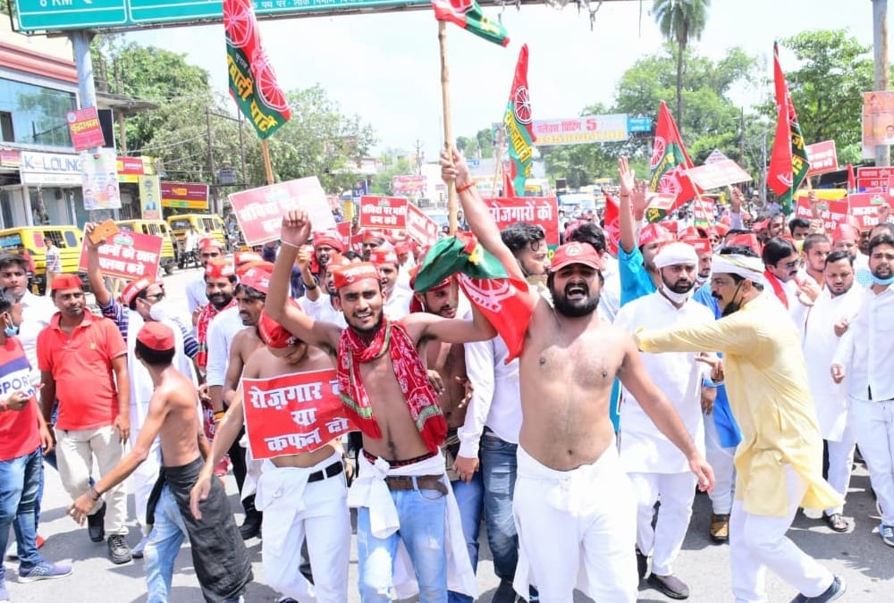 Samajwadi Party activists protest for youth and farmers in districts of Uttar Pradesh.