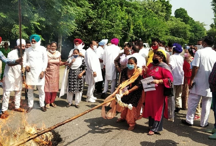 Farmers and Congress protest in Punjab against farm bills