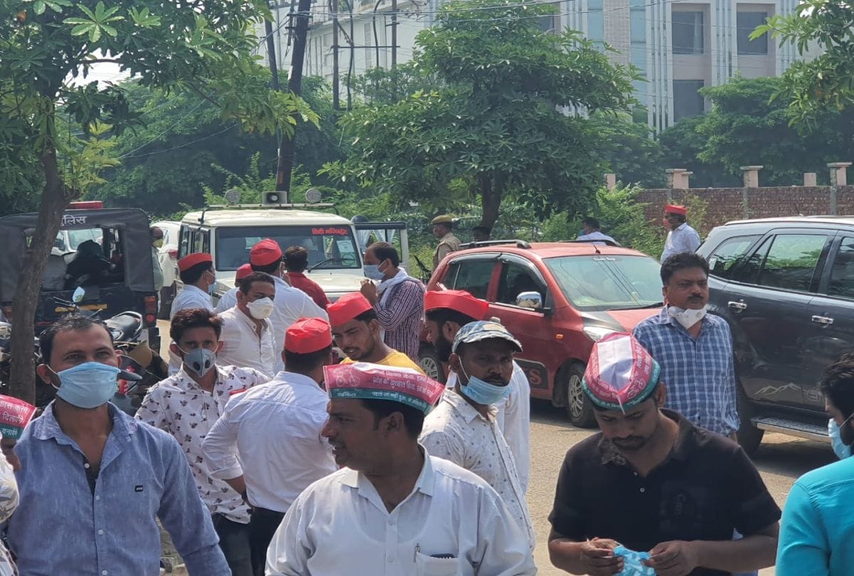Samajwadi Party Will Protests In Agra Sadar Tehsil Police Detained leaders