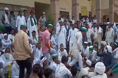 Samajwadi party workers and farmers is protest in collectorate office in six district of West UP