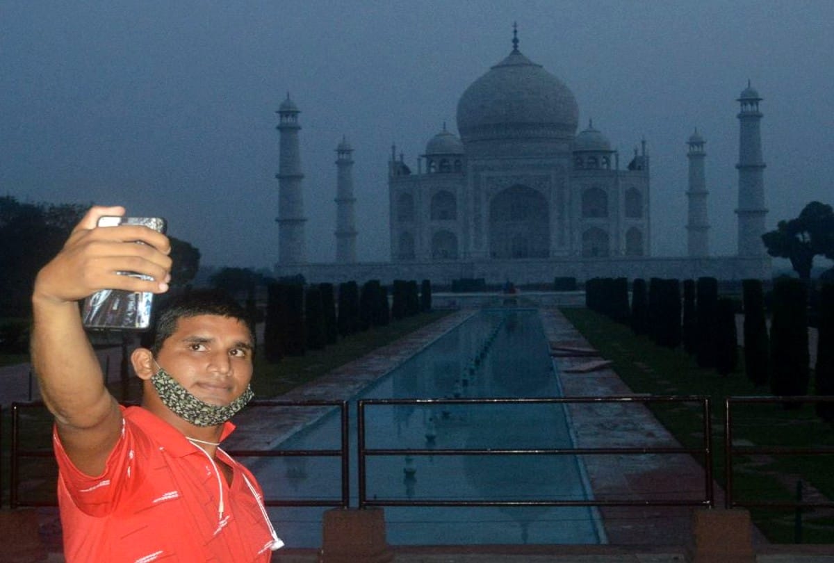 Taj Mahal re opens: firts day 1235 tourists visits Taj Mahal