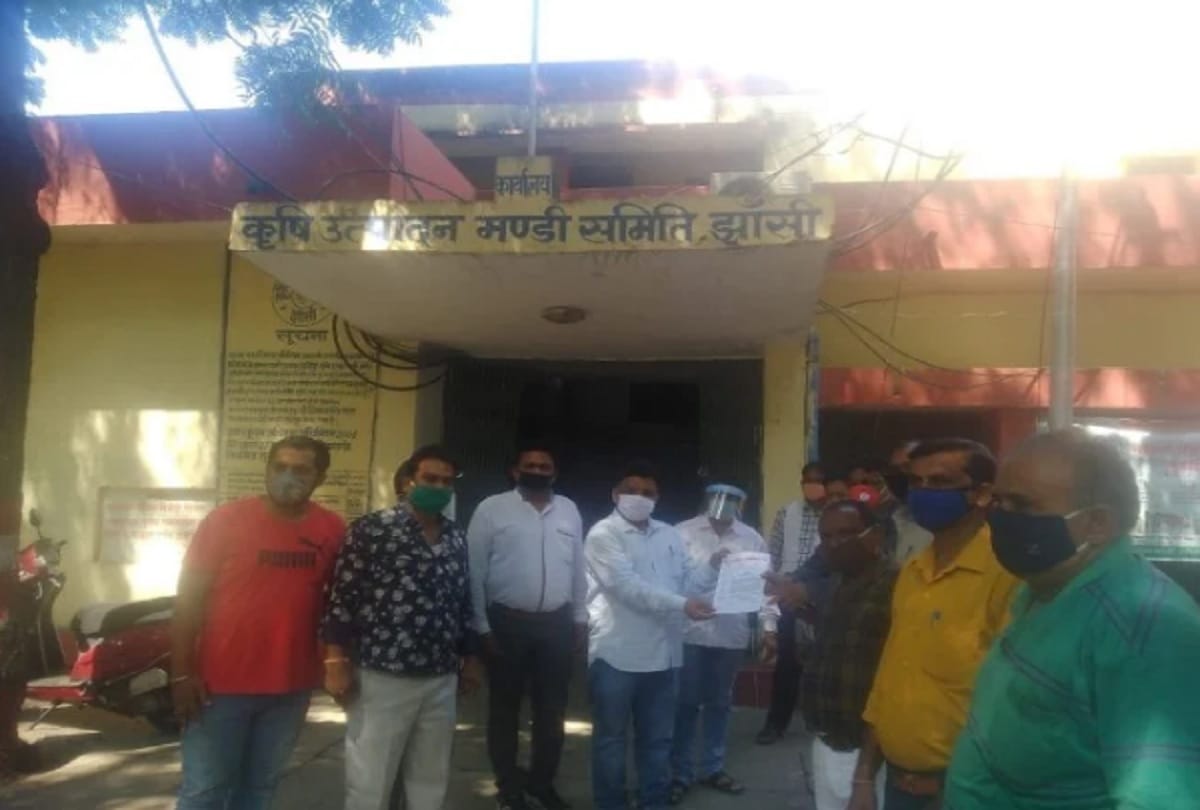 Traders strike in protest against mandi duty in jhansi