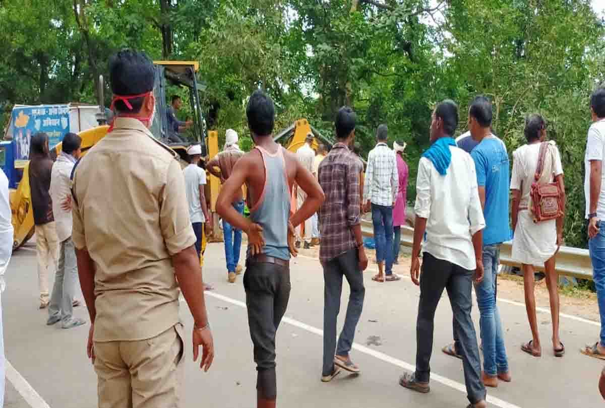 road accident in chitrakoot, five died, more than 30 people injured
