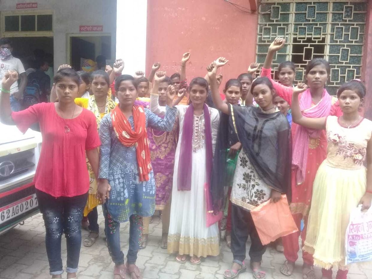 Students protesting on arbitrary attitude in Aadhaar amendment demonstrated at SDM office