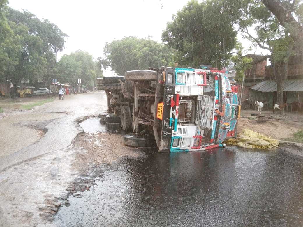 Unbalanced by road pit, two trucks overturned four injured