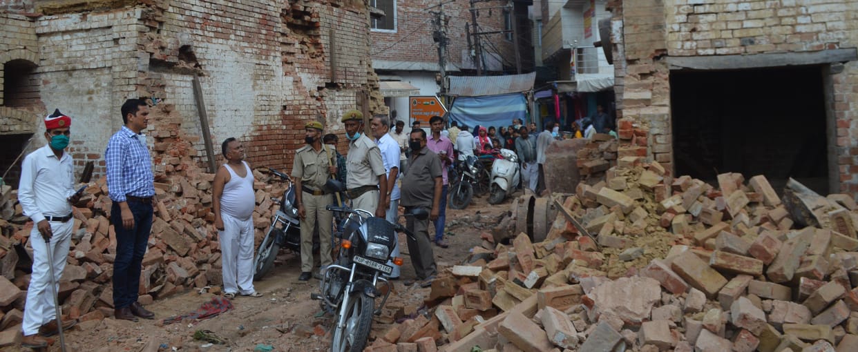 Hathras: SDM inspects disputed plot of Bainiganj