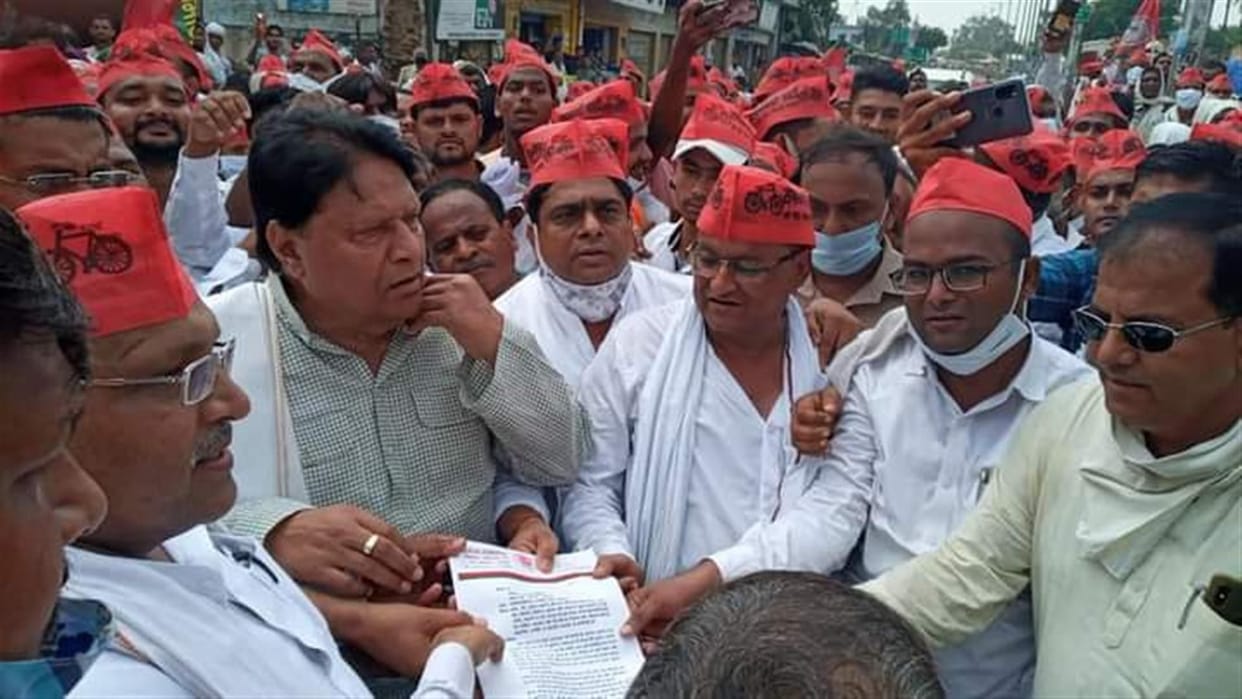 Hathras: SPs protest on Tehsil in protest against government policies