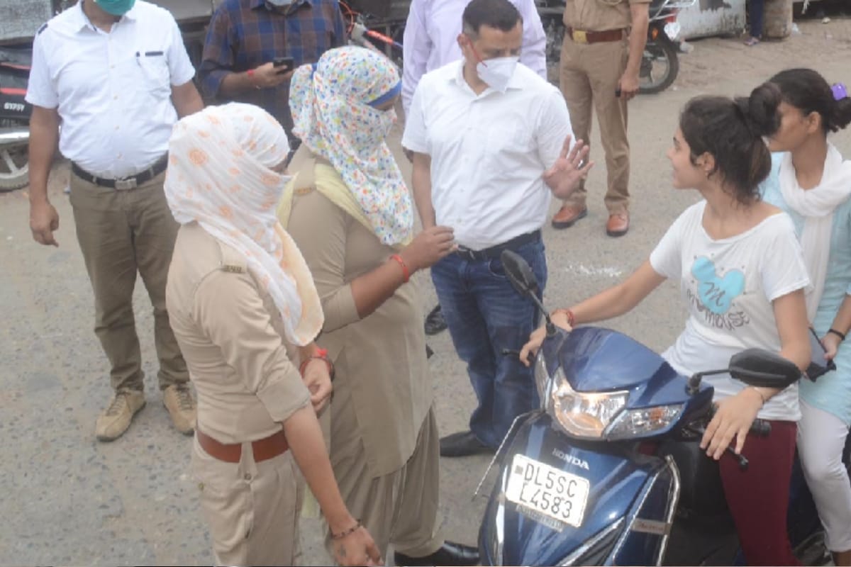 Police makes challan of people walking without masks in market in Baghpat
