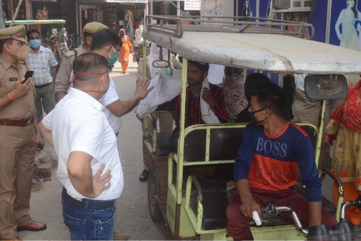 Police makes challan of people walking without masks in market in Baghpat