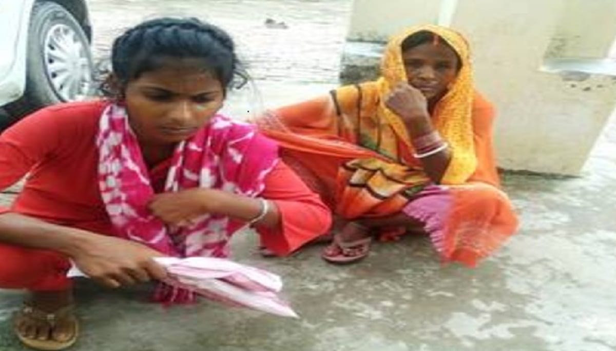 9 crore 99 lakh rupees reached in teenager girl bank account in Ballia, transaction stopped, investigation started