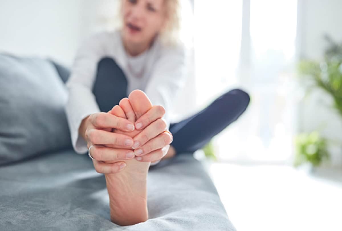 Causes of Burning in the Feet in hindi, What causes burning sensation in the feet