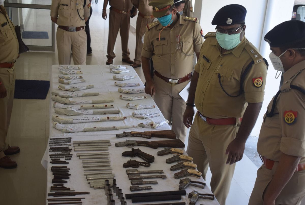 Firozabad Police Raid Illegal Weapons Factory Crime News