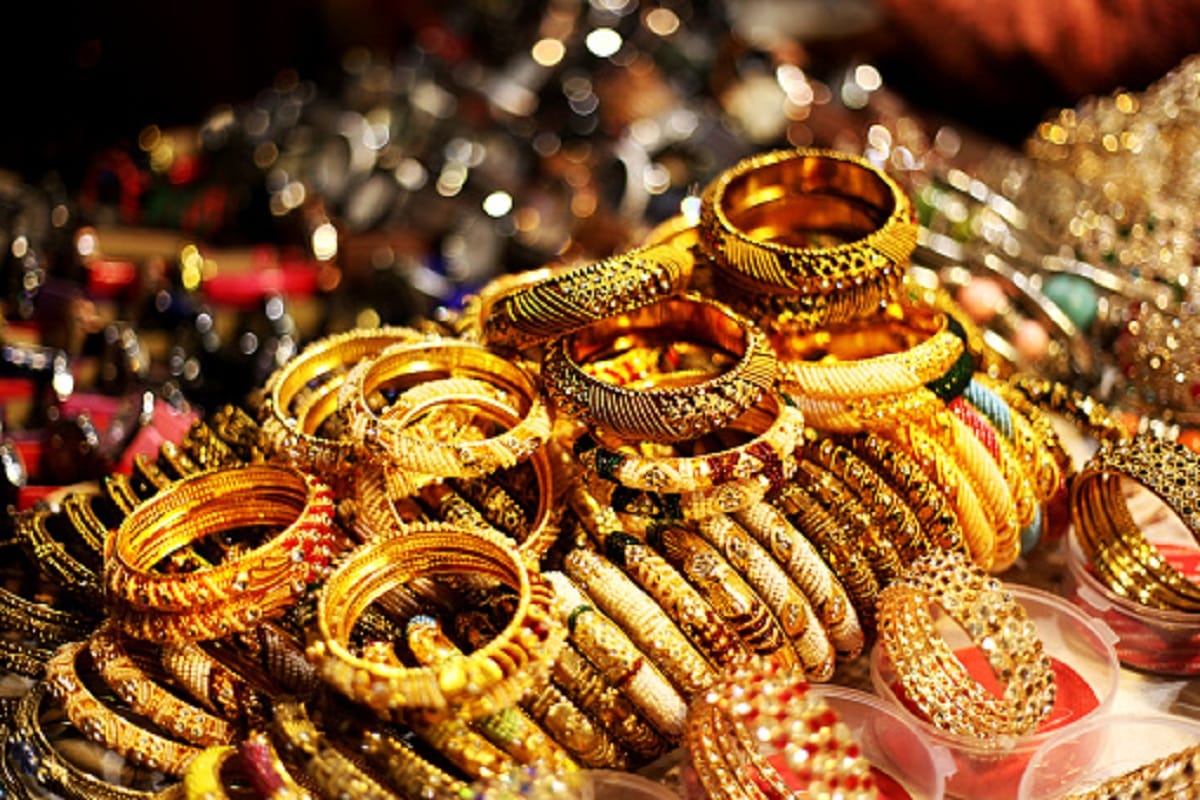 know how much gold and silver price tumble on weak global trend