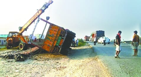 Truck overturned in Fatehganj East, highway blocked all night