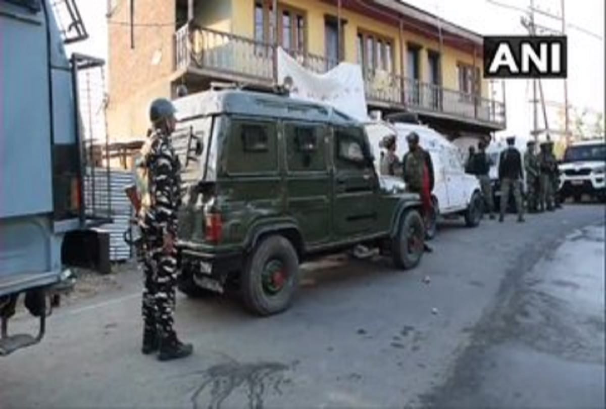 Terrorists in south Kashmir attacks CRPF party deployed at mini secretariat