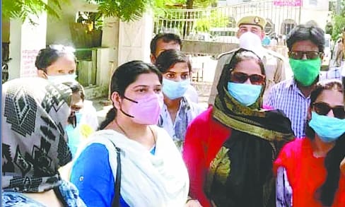 The parents demonstrated on the collectorate, saying - they will pay only 50 percent of the fees .. that too in installments