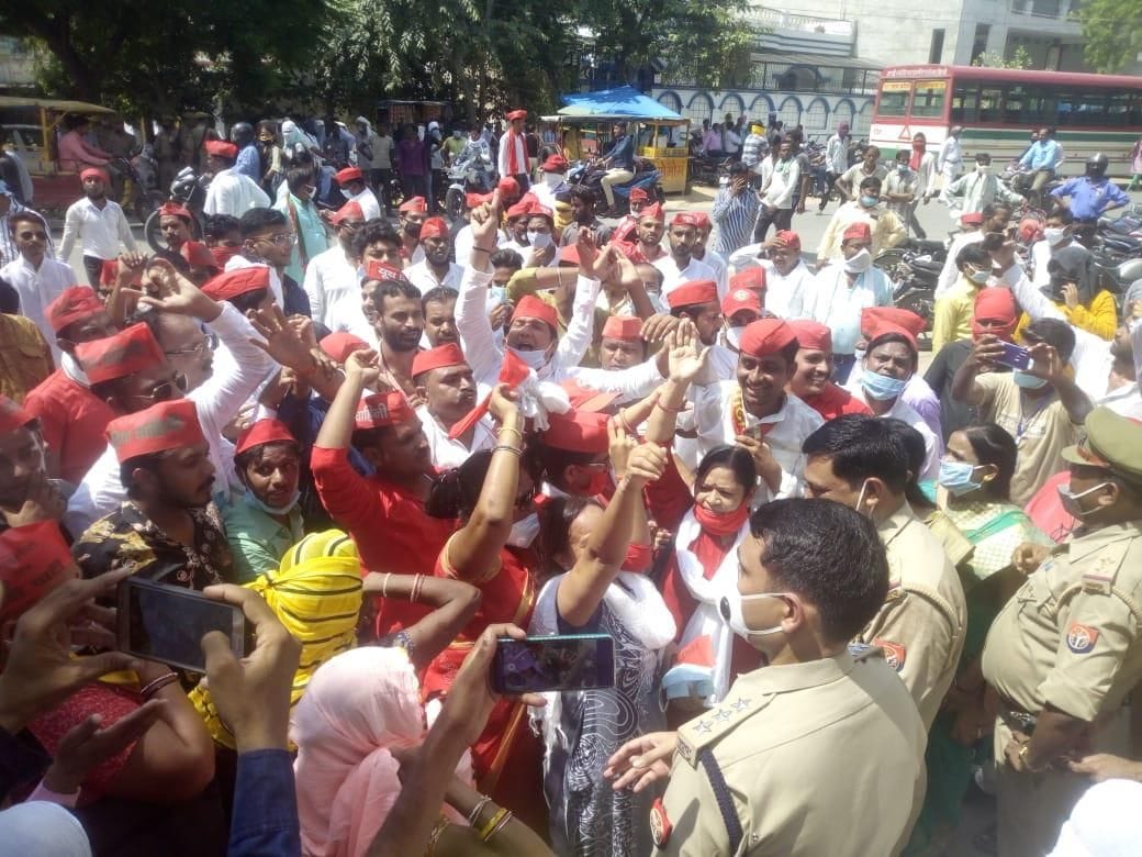 sarakaar kee neetiyon ke virodh mein sadakon par utare sapaee