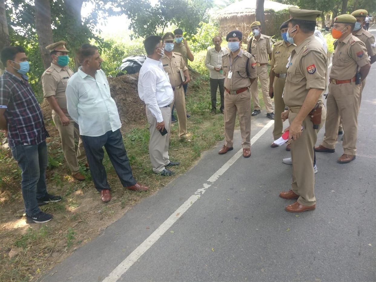 Robbed 3.74 lakh rupees putting chilli in eyes
