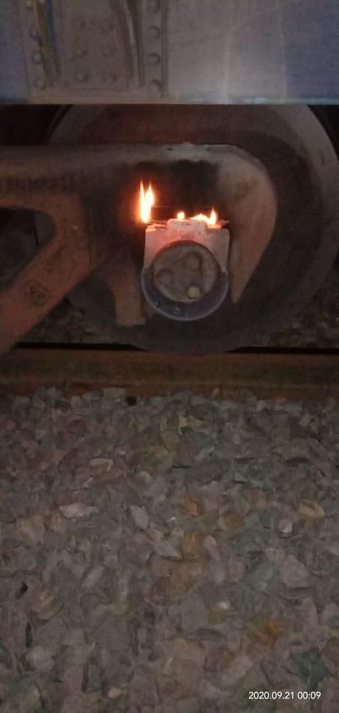 maalagaadee ke brek shoo mein lagee aag, vaigan hataakar bhejee gaee