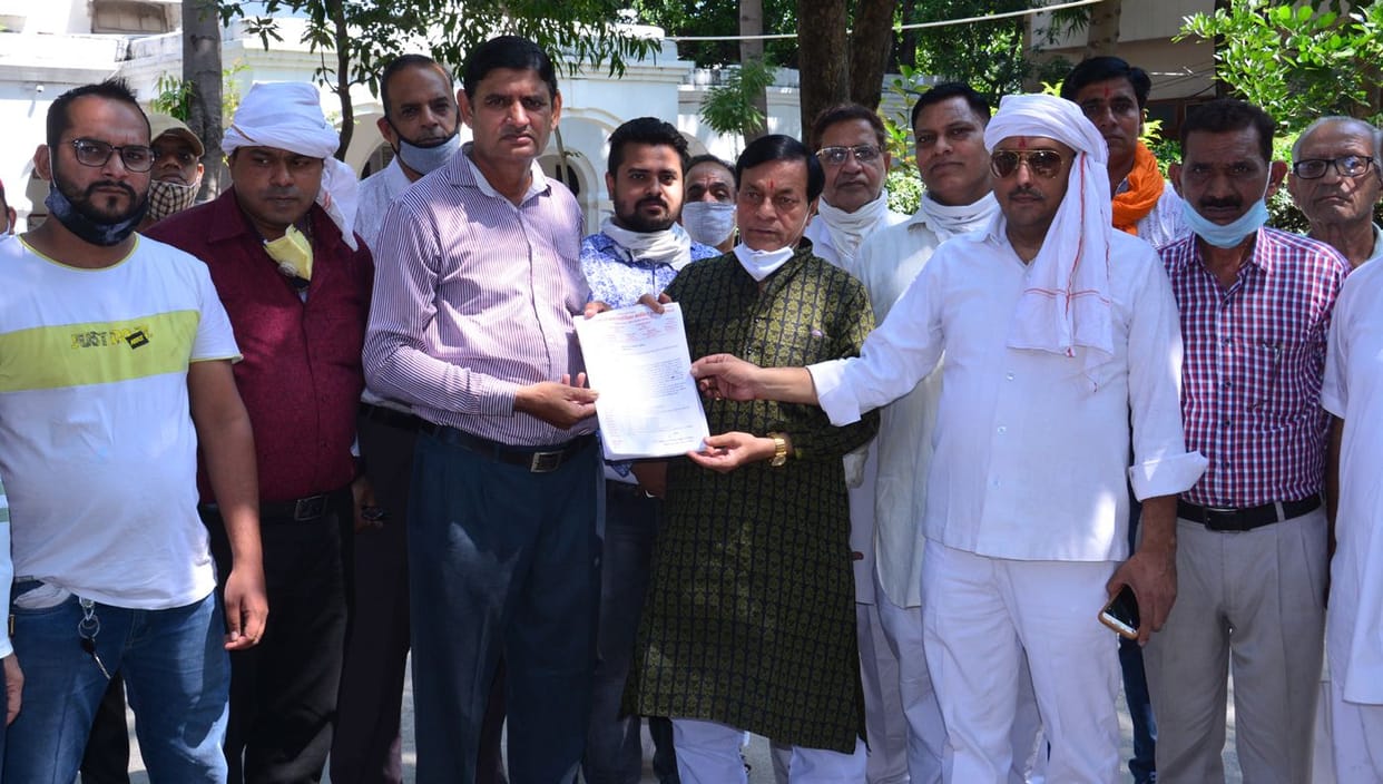 Palika Market shopkeepers submitted memorandum to City Magistrate